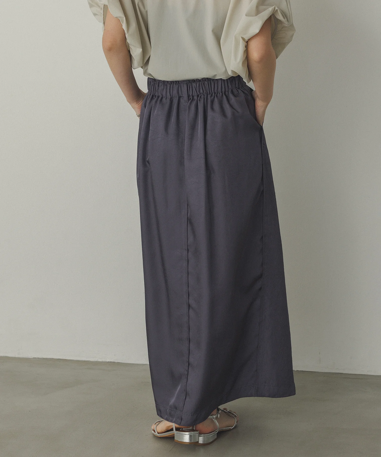 サテン セミフレアスカート