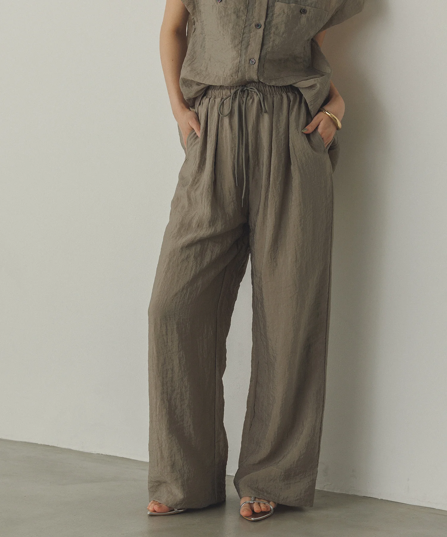 ツヤシアー ストレートパンツ