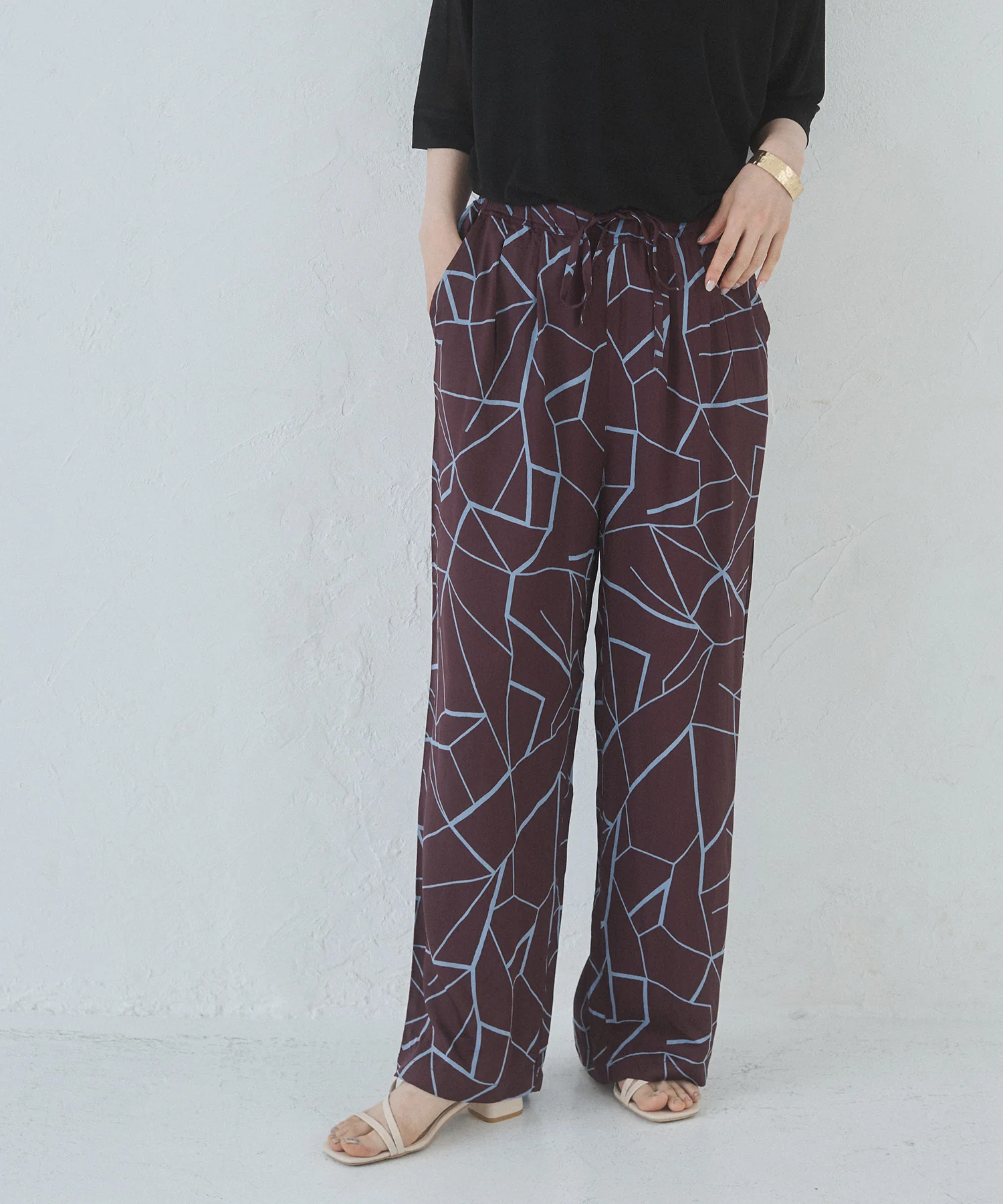 ビスコースサテン プリント タックストレートパンツ