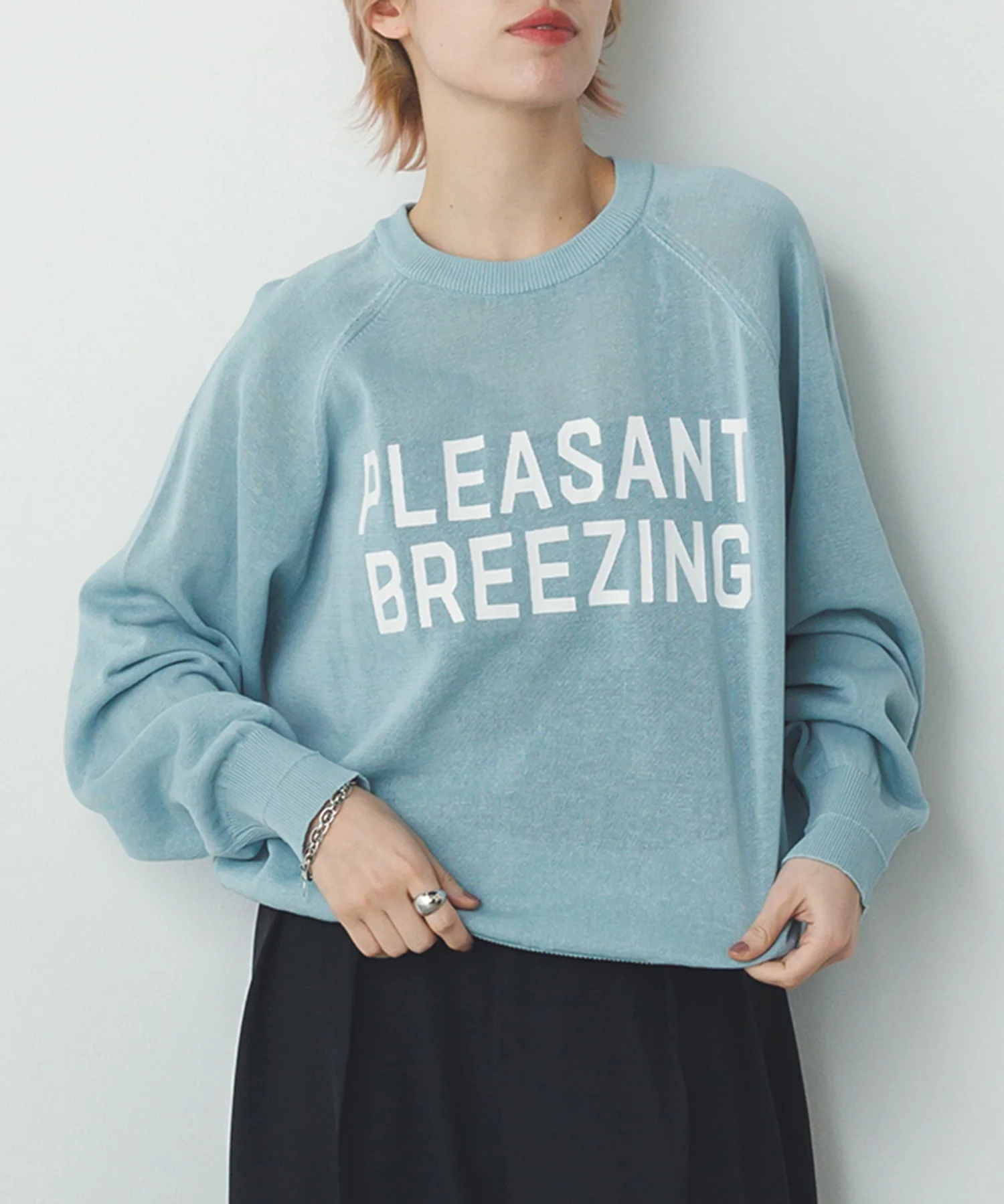 ペーパーライクシアー ロゴプリントニット