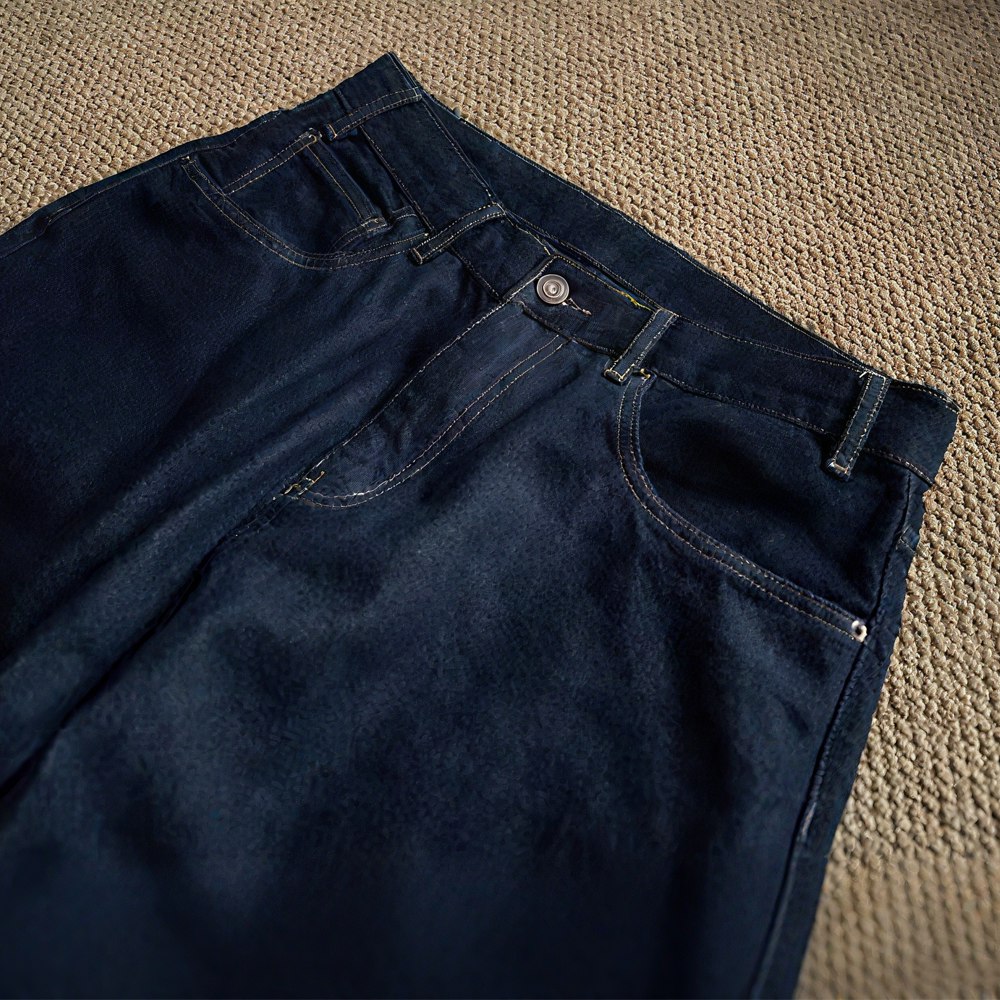 色落ちしにくいスラッシュカットジーンズ