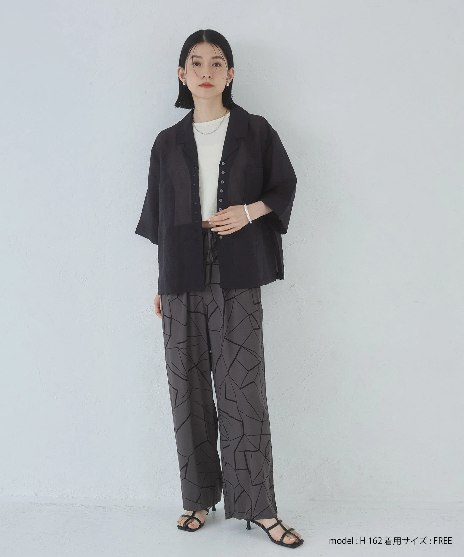 ビスコースサテン プリント タックストレートパンツ