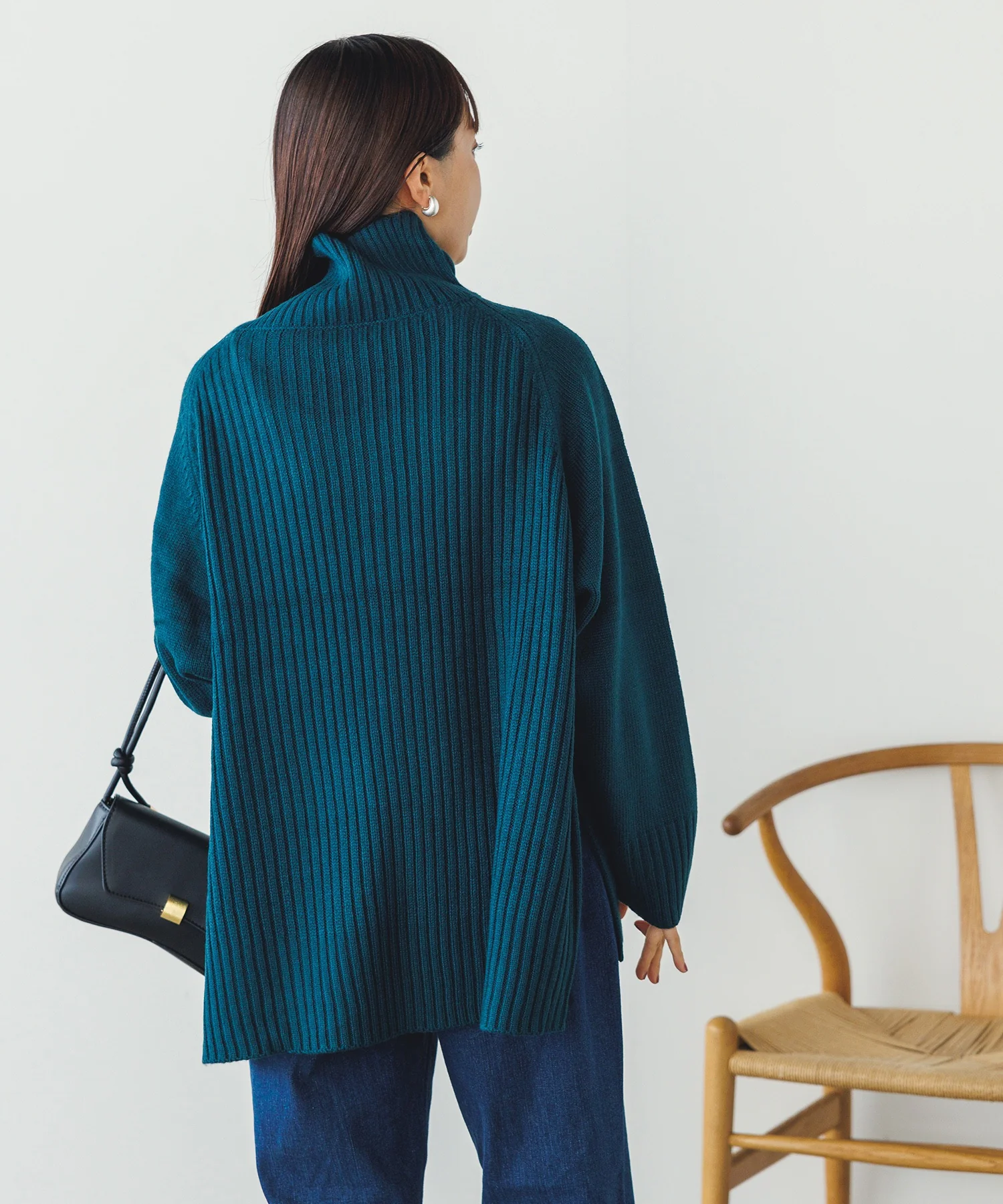 バックリブオーバーサイズタートルネックニット