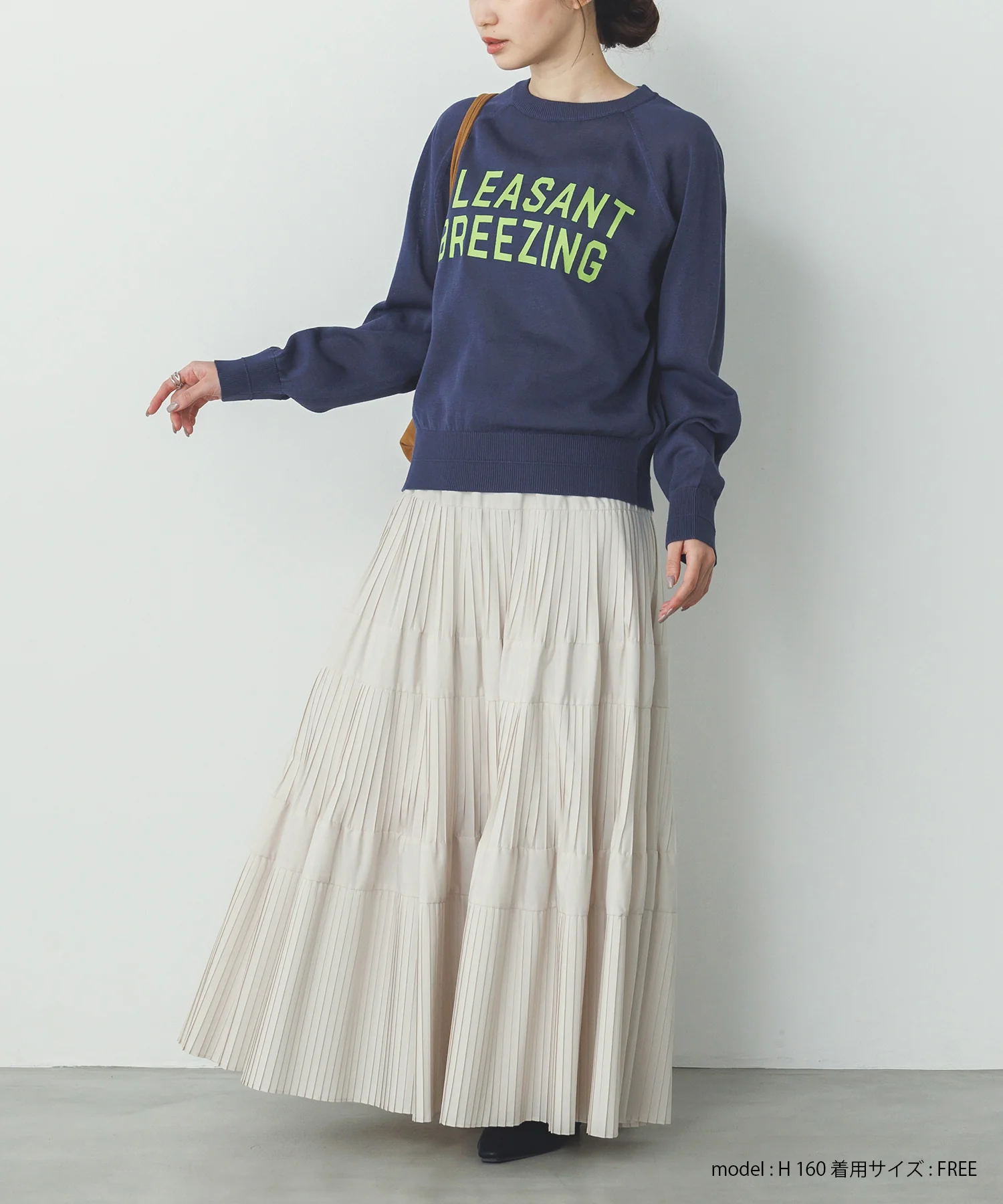 ペーパーライクシアー ロゴプリントニット