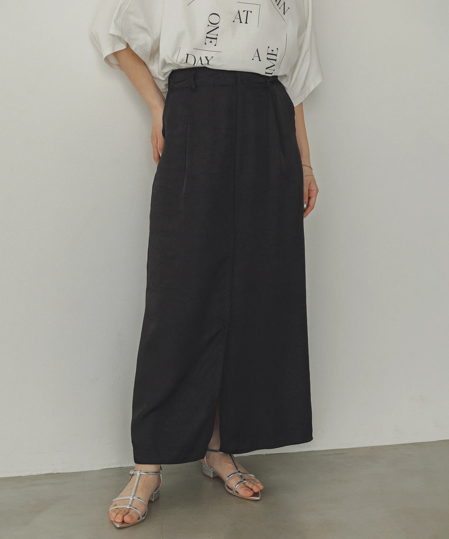 サテン セミフレアスカート