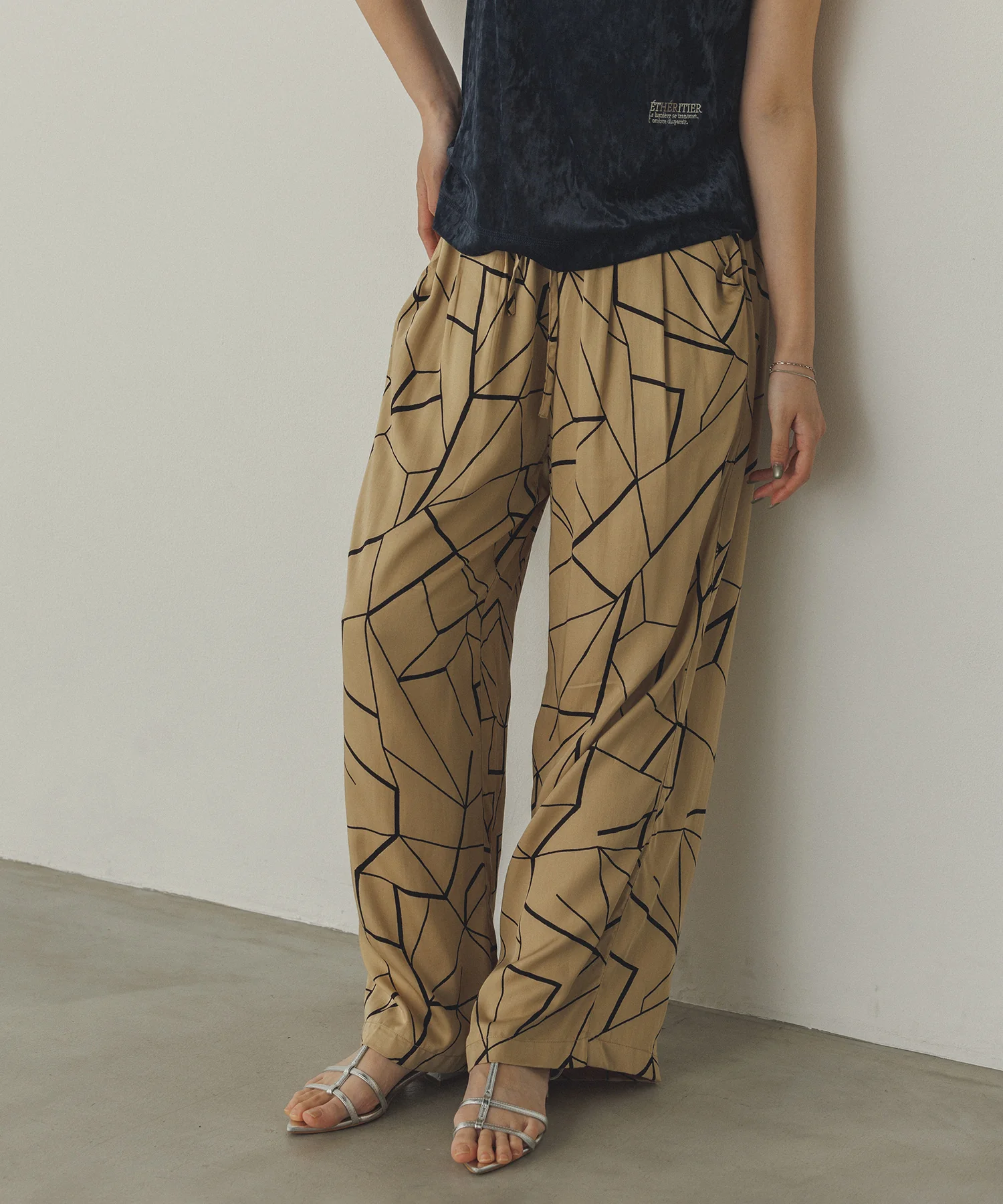 ビスコースサテン プリント タックストレートパンツ