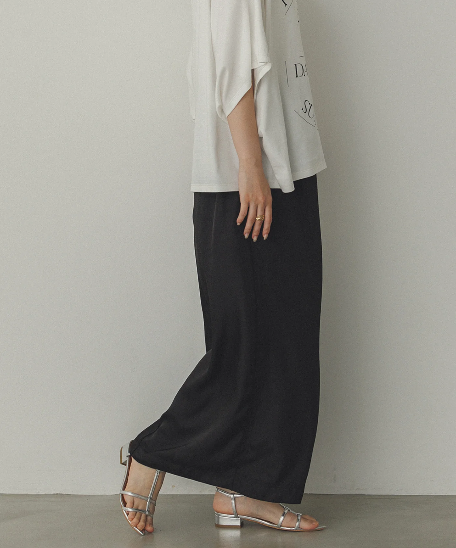 サテン セミフレアスカート