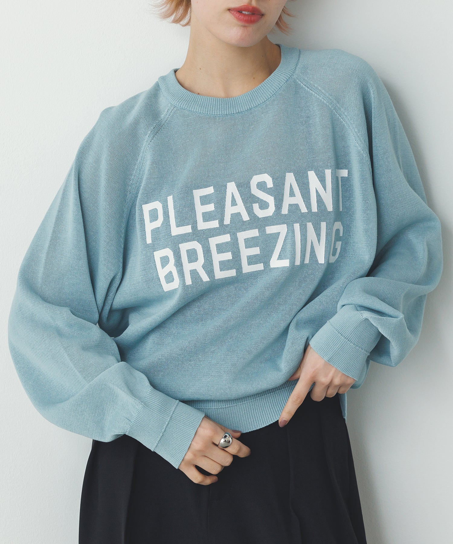 ペーパーライクシアー ロゴプリントニット