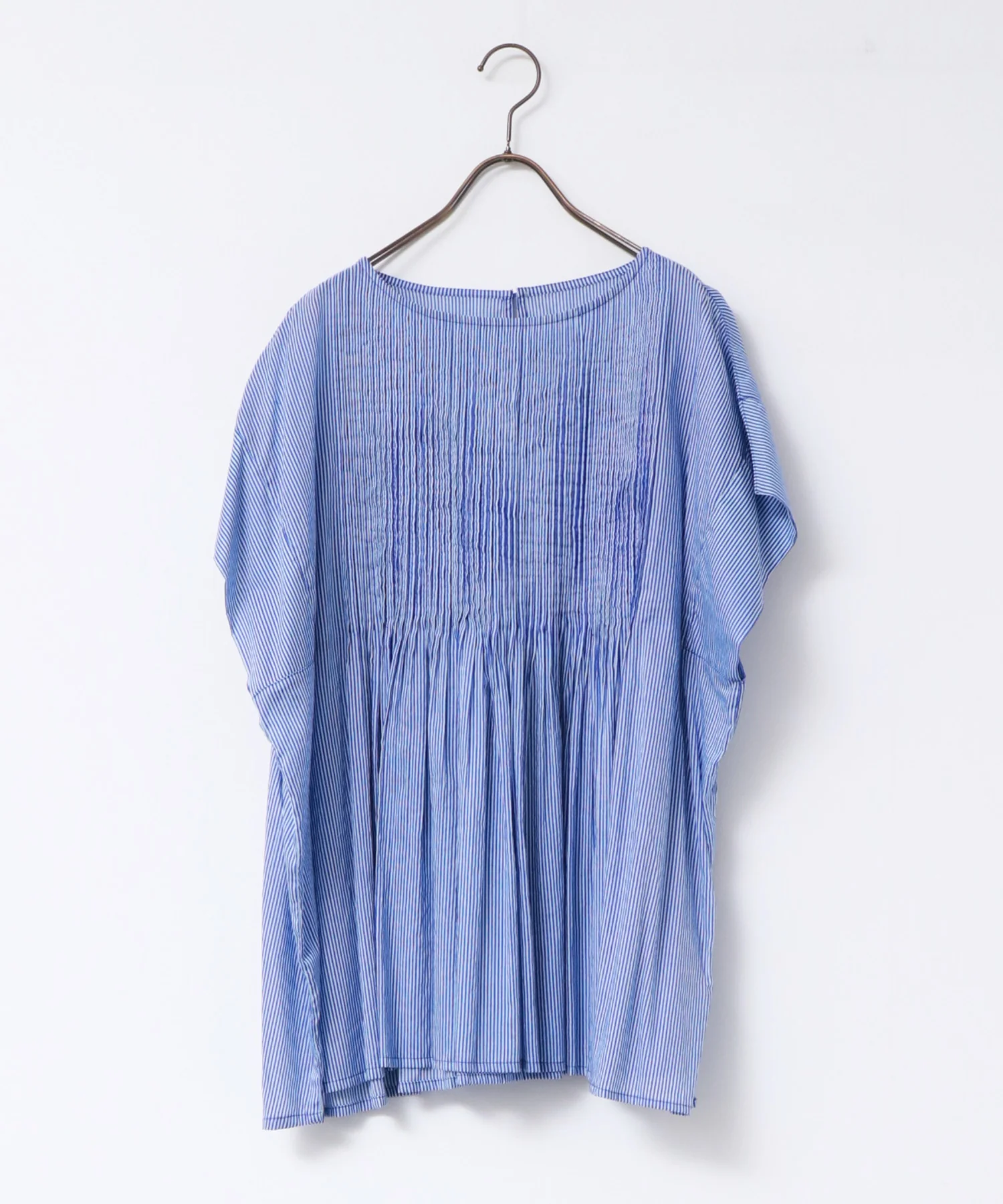 ピンタックブラウス