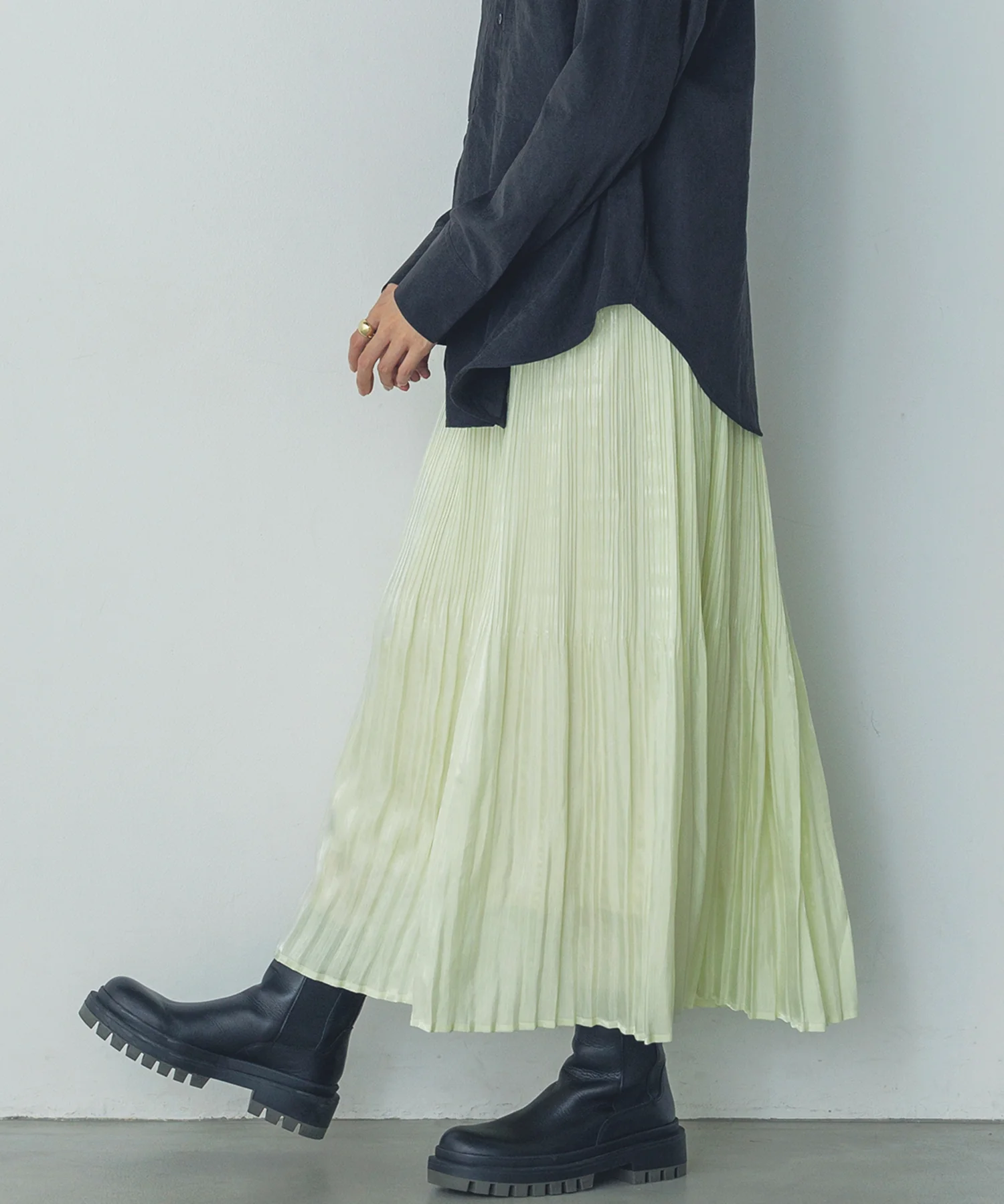 サテンランダムプリーツスカート