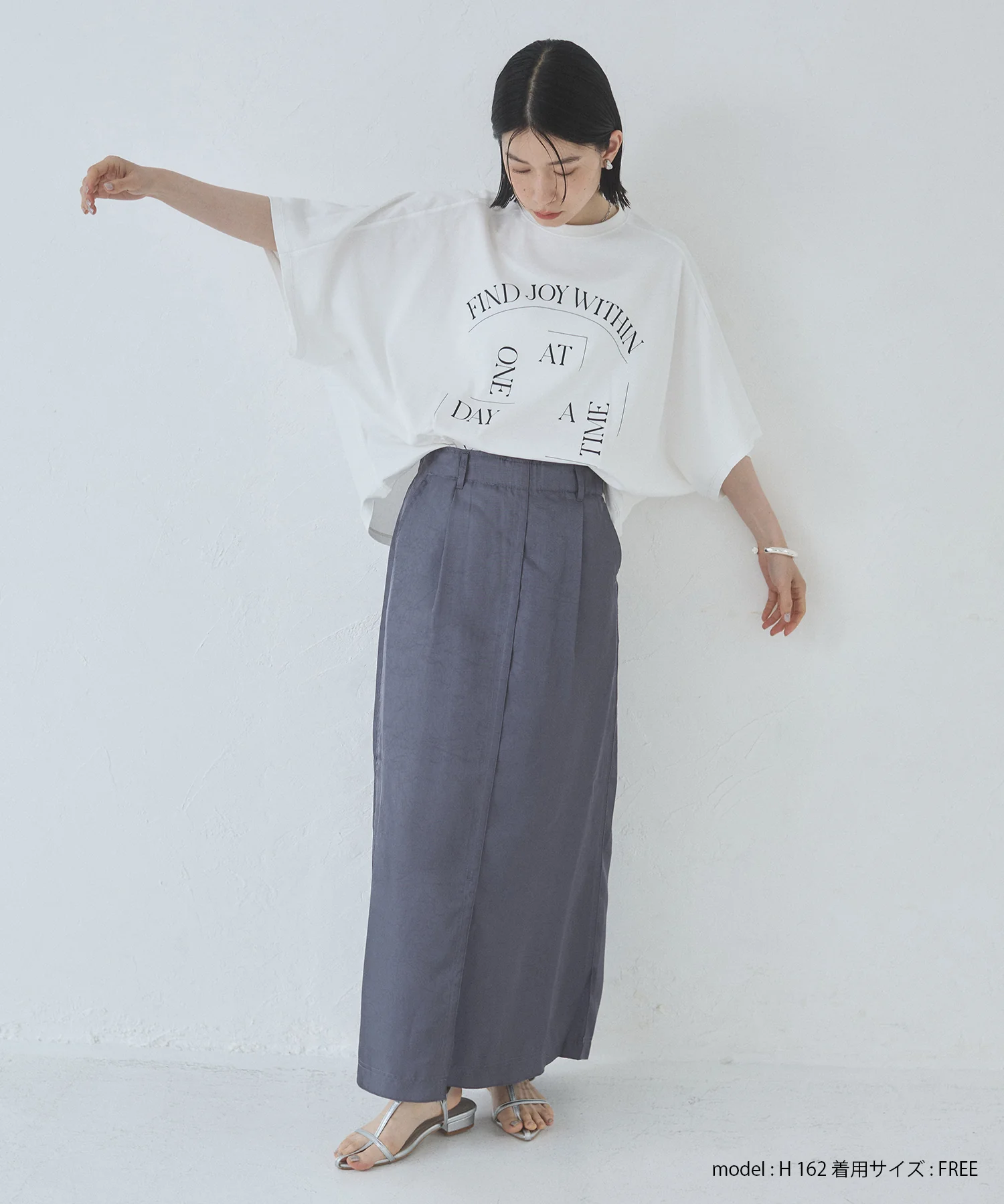 サテン セミフレアスカート