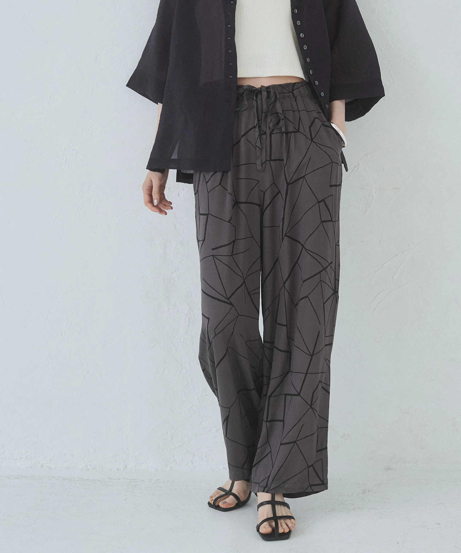 ビスコースサテン プリント タックストレートパンツ