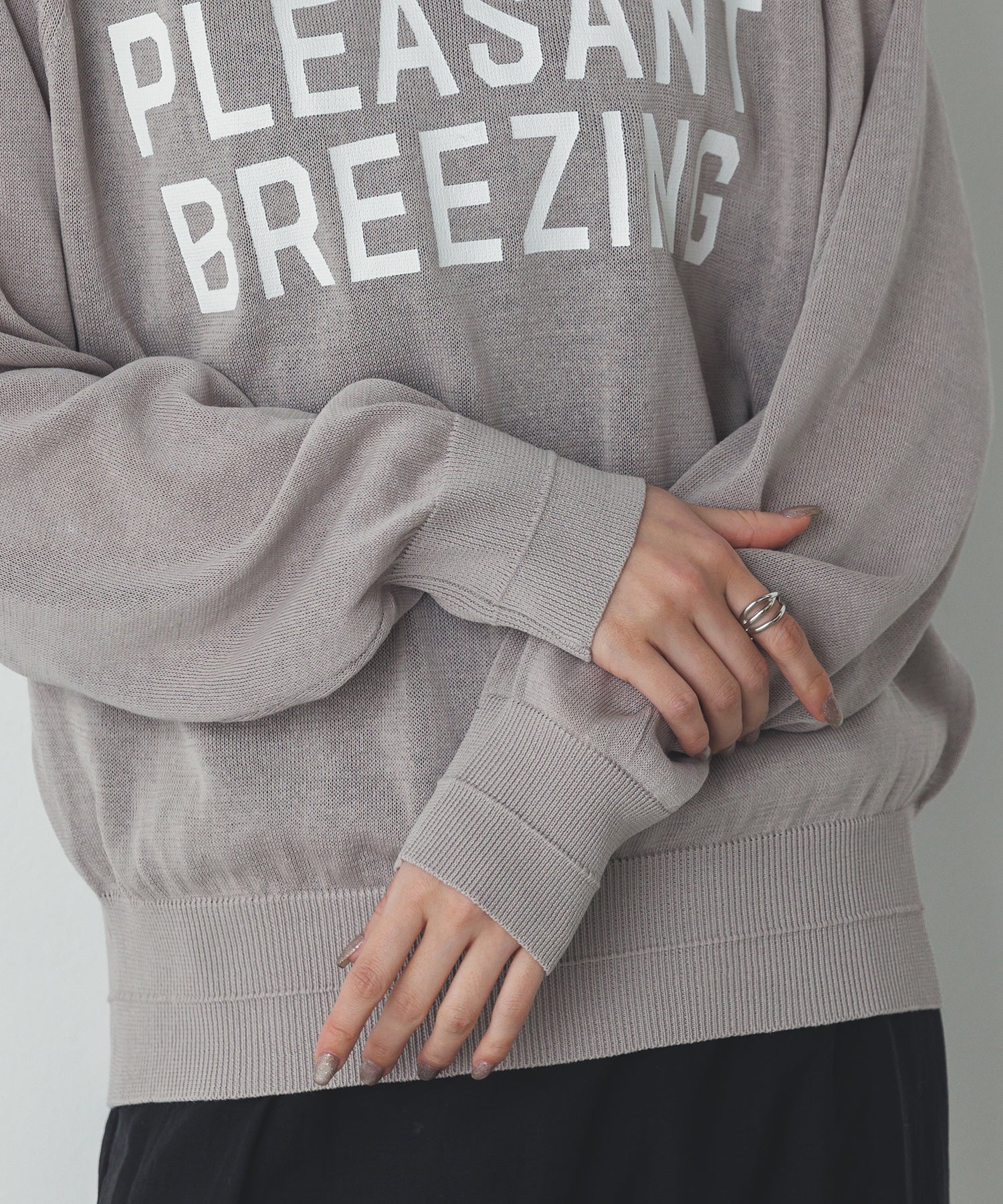 ペーパーライクシアー ロゴプリントニット