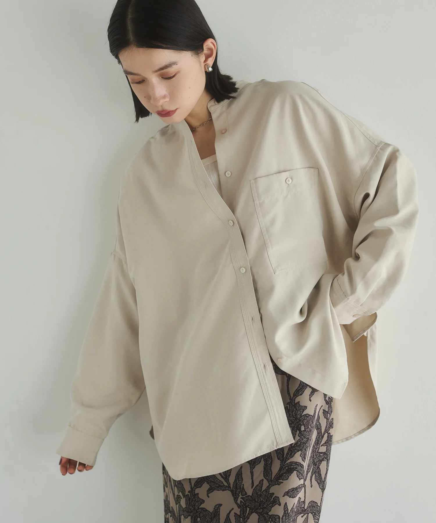 【WEB限定/別注】スウェードライク バンドカラーオーバーサイズシャツ